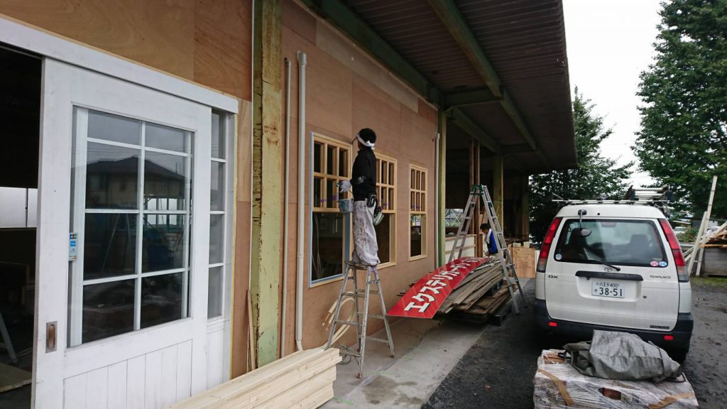 坂戸市で店舗の窓枠を施工する写真